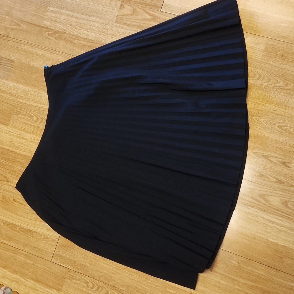 Trina Turk drop pleat black skirt sz 8